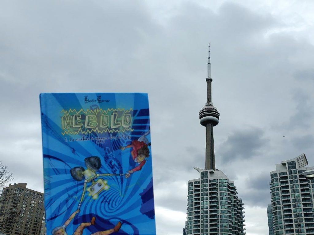 Nébulo devant la Tour CN de Toronto